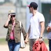 Reese Witherspoon et son mari Jim Toth regardent Deacon (le fils de l'actrice) jouer au football à Brentwood, le 18 mai 2013.