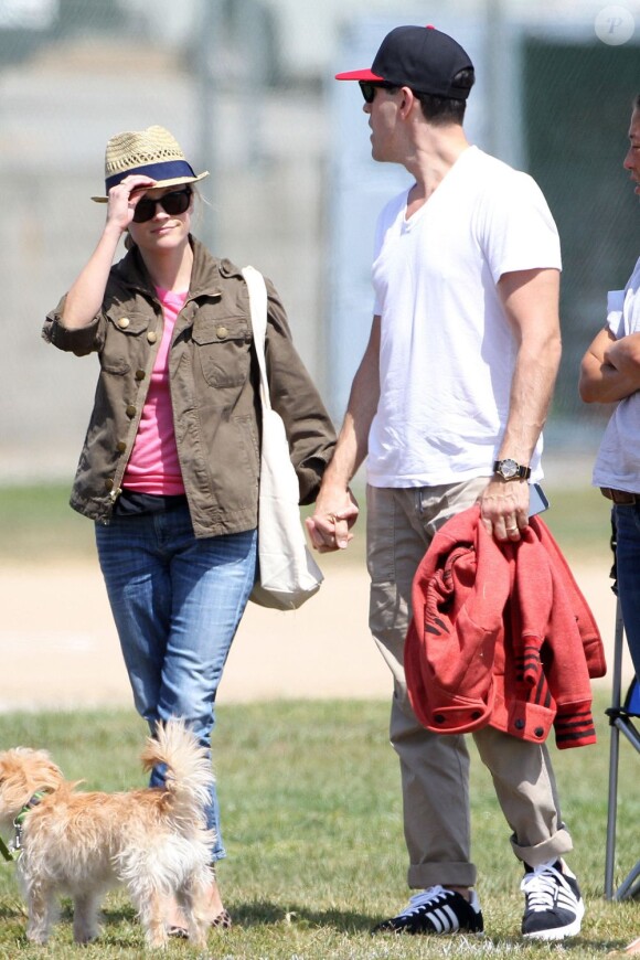 Reese Witherspoon et son mari Jim Toth regardent Deacon (le fils de l'actrice) jouer au football à Brentwood, le 18 mai 2013.