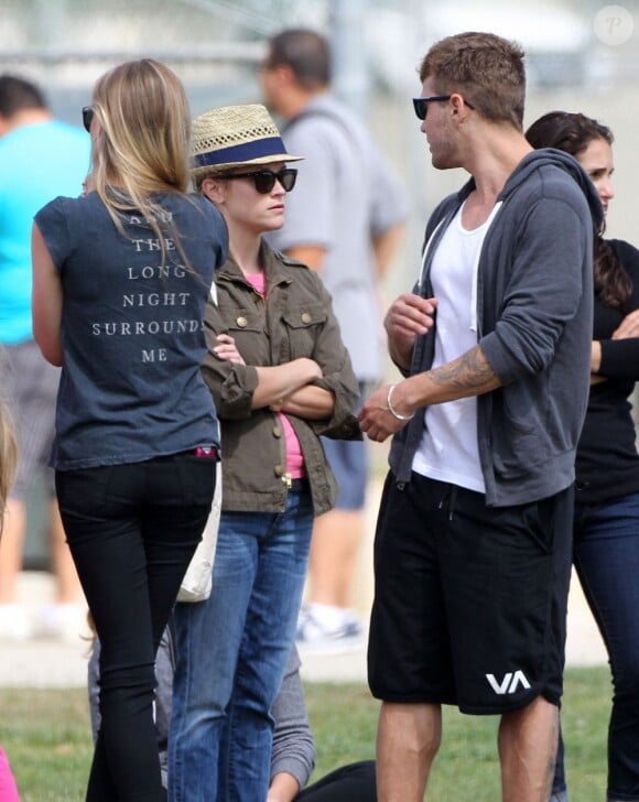 Reese Witherspoon et Ryan Phillippe regardent avec leur compagnon respectif leur fils Deacon jouer au football à Brentwood, le 18 mai 2013.