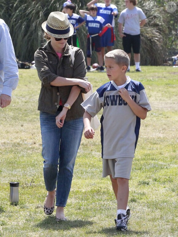 Reese Witherspoon et son fils Deacon à Brentwood, le 18 mai 2013.