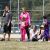 Reese Witherspoon et son mari Jim Toth en compagnie de son ex Ryan Phillippe et de sa nouvelle petite amie regardent ensemble Deacon (le fils de Reese Witherspoon et de Ryan Phillippe) jouer au foot, à Brentwood, le 18 mai 2013.