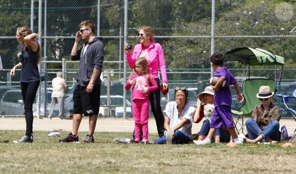 Reese Witherspoon et son mari Jim Toth en compagnie de son ex Ryan Phillippe et de sa nouvelle petite amie regardent ensemble Deacon (le fils de Reese Witherspoon et de Ryan Phillippe) jouer au foot, à Brentwood, le 18 mai 2013.