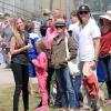 Reese Witherspoon et Ryan Phillippe regardent avec leur compagnon respectif leur fils Deacon jouer au football à Brentwood, le 18 mai 2013.