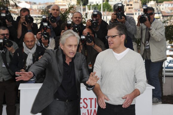 Michael Douglas énergique au côté de Matt Damon pendant le photocall du film Behind The Candelabra (Ma Vie avec Liberace) lors du 66e Festival du film de Cannes, le 21 mai 2013.