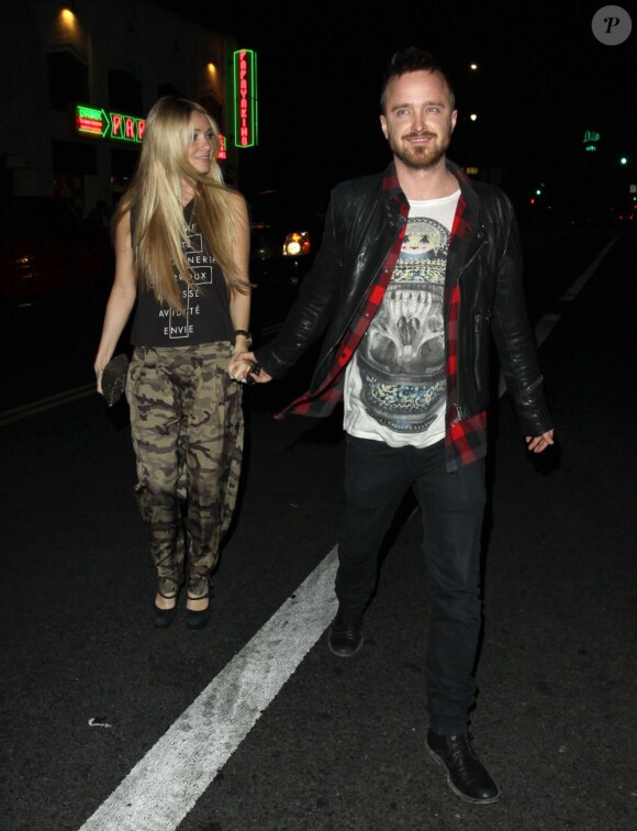 Aaron Paul et sa fiancée Lauren Parsekian quittent une boîte de nuit à Hollywood, le 30 octobre 2012.