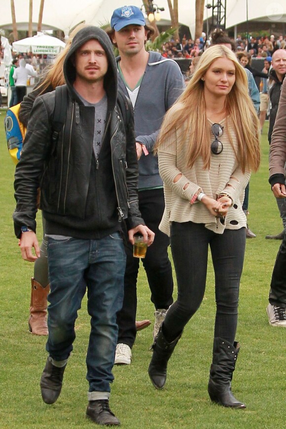 Aaron Paul et sa fiancée Lauren Parsekian au festival de musique de Coachella à Indio le 13 avril 2012.