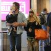 Jessica Simpson, enceinte, son fiancé Eric Johnson et leur fille Maxwell à l'aéroport de Los Angeles, le 5 mai 2013.