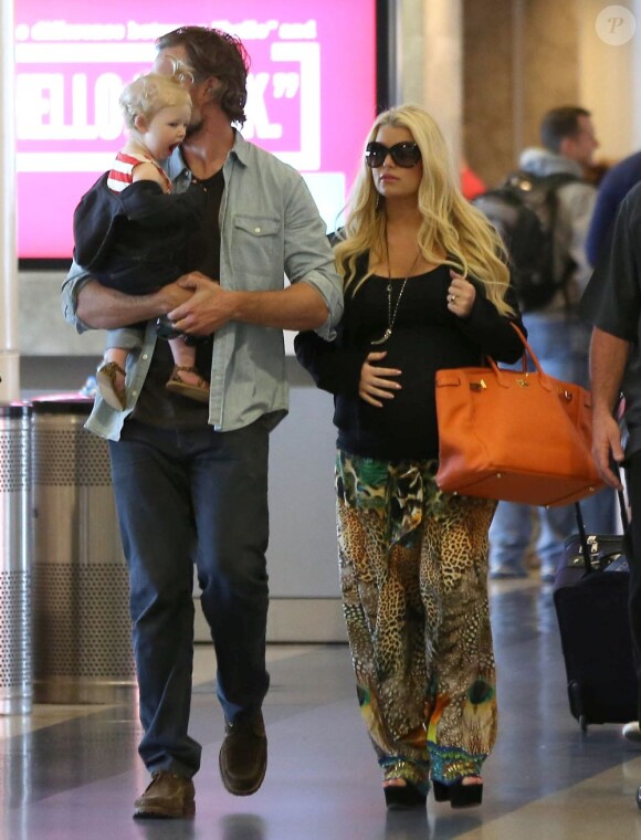 Jessica Simpson, enceinte, son fiancé Eric Johnson et leur fille Maxwell à l'aéroport de Los Angeles, le 5 mai 2013.