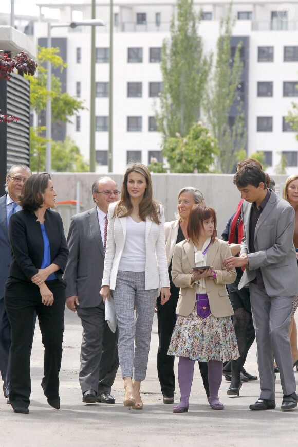 Letizia d'Espagne, lumineuse, inaugurait le 21 mai 2013 dans le quartier de Las Tablas à Madrid un nouveau centre pour l'insertion socio-professionnelle des personnes handicapées mentales.