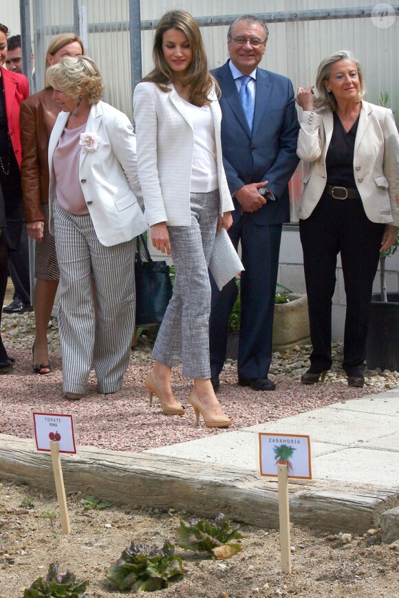 Letizia d'Espagne observant un petit jardin... Elle inaugurait le 21 mai 2013 dans le quartier de Las Tablas à Madrid un nouveau centre pour l'insertion socio-professionnelle des personnes handicapées mentales.