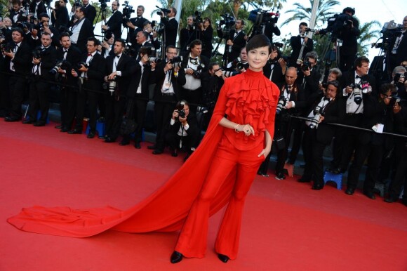 Li Yuchun pose lors de la montée des marches au 66e Festival de Cannes, le 21 mai 2013.