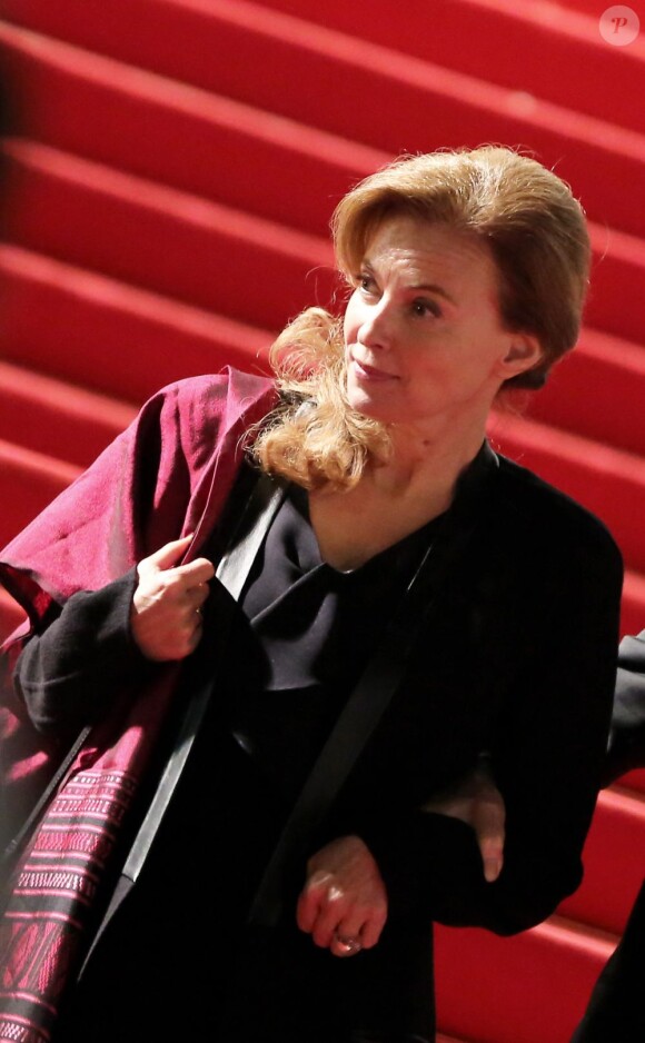 Valérie Trierweiler descend les marches du film Le dernier des injustes avec Claude Lanzmann lors du 66e festival du film de Cannes, le 19 mai 2013.