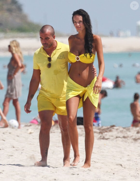 Jade Foret, enceinte, et Arnaud Lagardère sur la plage de Miami, le 12 avril 2012