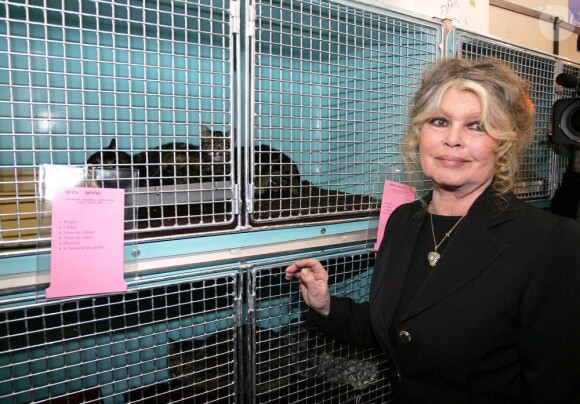 Brigitte Bardot dans un centre de la SPA à Levallois-Perret, le 18 décembre 2004.