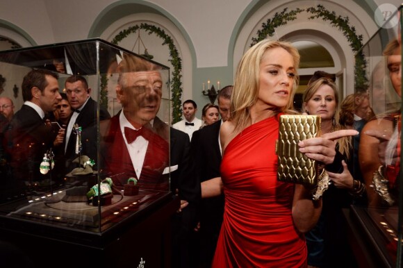 Fawaz Gruosi et Sharon Stone - Intérieur de la soirée De Grisogono. Le joaillier admire ses créations ! Le 21 mai 2013