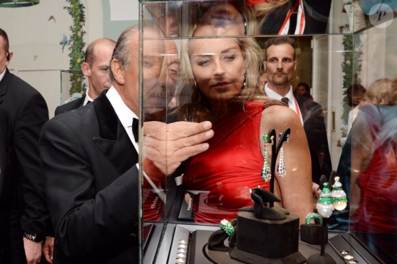 Fawaz Gruosi et Sharon Stone - Intérieur de la soirée De Grisogono. Le joaillier admire ses créations ! Le 21 mai 2013