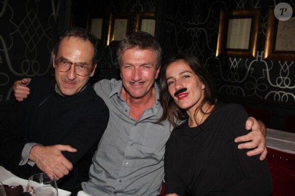 Emmanuel de Brantes, Philippe Caroit et Zoé Felix à la soirée Moustache chez Castel à Paris, le 23 mai 2013.