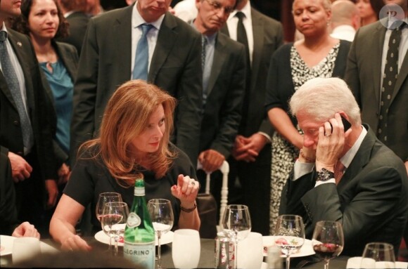 Valérie Trierweiler et Bill Clinton mercredi 22 mai lors d'un grand dîner organisé par Unitaid à la Cité du Cinéma de Luc Besson à Saint-Denis. Bill Clinton parle au téléphone avec François Hollande.