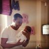 Marvin Humes tient dans ses bras sa petite fille Alaia-Mai, née lundi 21 mai 2013.