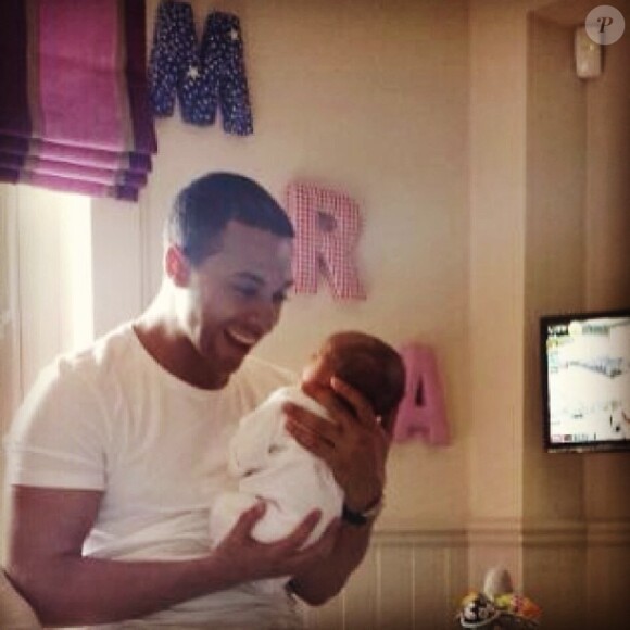 Marvin Humes tient dans ses bras sa petite fille Alaia-Mai, née lundi 21 mai 2013.