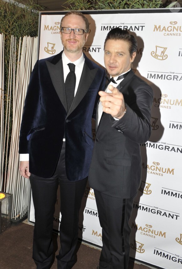 Le réalisateur James Gray et Jeremy Renner lors de la soirée du film The Immigrant sur la plage Magnum au Festival de Cannes le 24 mai 2013