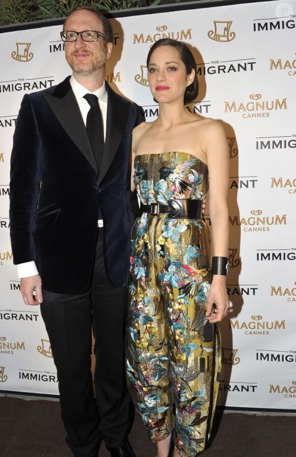 Le réalisateur James Gray et son actrice Marion Cotillard lors de la soirée du film The Immigrant sur la plage Magnum au Festival de Cannes le 24 mai 2013