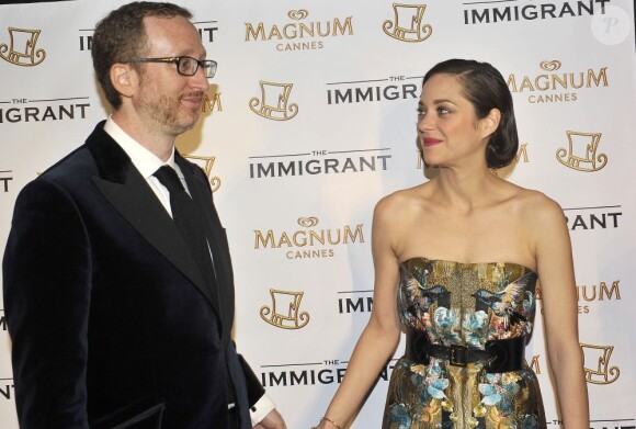 James Gray  et son actrice Marion Cotillard lors de la soirée du film The Immigrant sur la plage Magnum au Festival de Cannes le 24 mai 2013