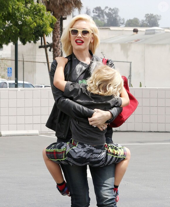 Gwen Stefani et son fils Zuma un peu collant se baladent à Los Angeles, le 24 mai 2013.