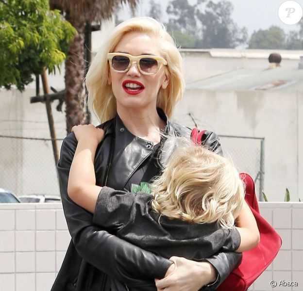 Gwen Stefani et son fils Zuma un peu collant se baladent à Los Angeles, le 24 mai 2013.