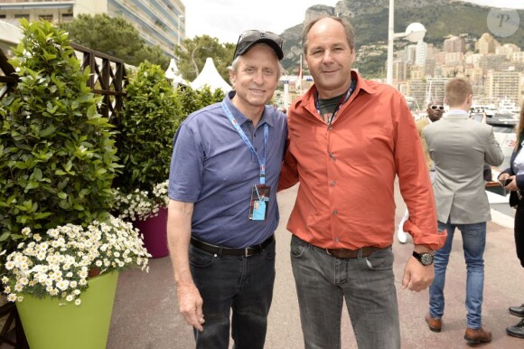 Michael Douglas, Gerhard Berger dans les allées du paddock du Grand Prix de F1 de Monaco le 25 mai 2013