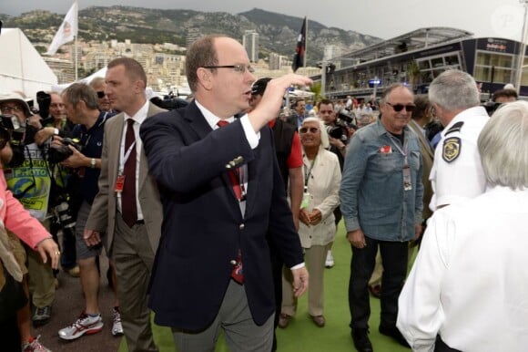 Le prince Albert II de Monaco dans les allées du paddock du Grand Prix de F1 de Monaco le 25 mai 2013