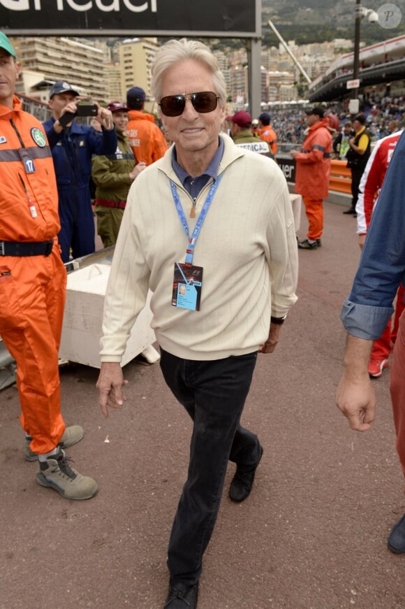 Michael Douglas dans les allées du paddock du Grand Prix de F1 de Monaco le 25 mai 2013