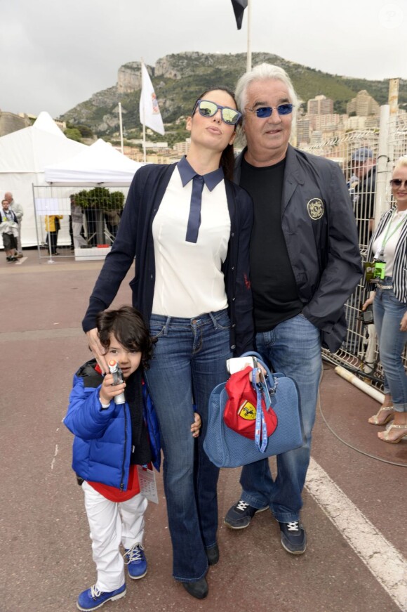 Flavio Briatore, sa femme Elisabetta Gregoraci et leur fils Falco Nathan dans les allées du paddock du Grand Prix de F1 de Monaco le 25 mai 2013
