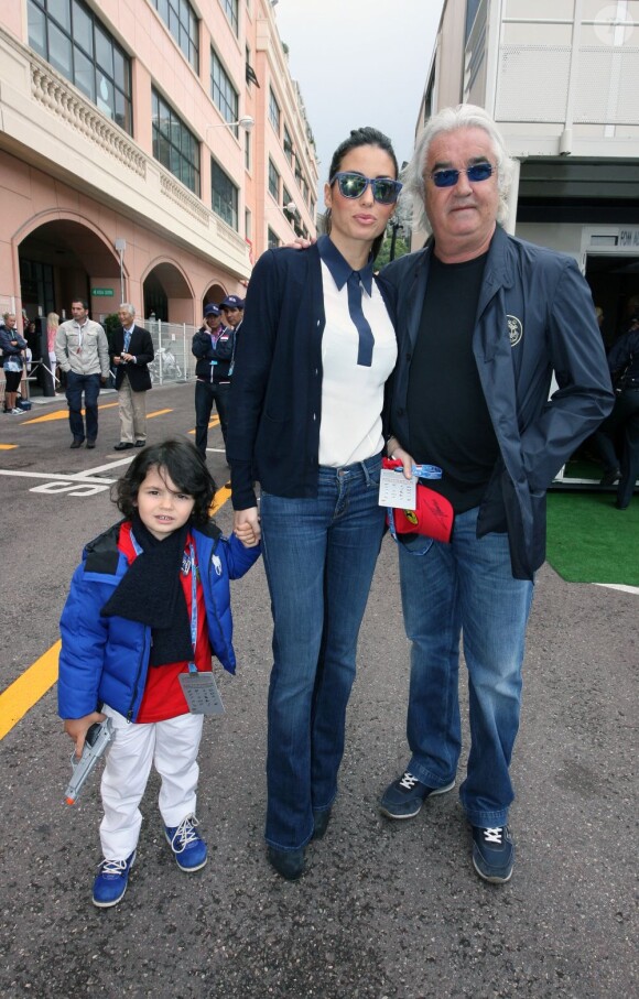 Flavio Briatore, sa femme Elisabetta Gregoraci et leur fils Falco Nathan dans les allées du paddock du Grand Prix de F1 de Monaco le 25 mai 2013