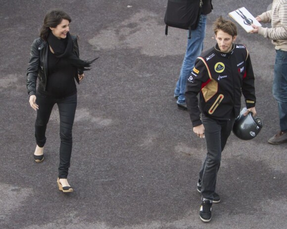 Romain Grosjean et Marion Jollès dans les allées du paddock du Grand Prix de F1 de Monaco le 25 mai 2013