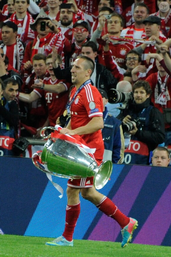 Franck Ribéry, tout heureux devant ses supporters après la victoire en finale de la Ligue des Champions du Bayern Munich face au Borussia Dortmund (2-1), le 25 mai 2013 au stade de Wembley à Londres