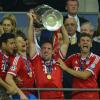 Franck Ribéry et ses partenaires du Bayern Munich soulèvent la coupe aux grands oreilles après leur victoire en finale de la Ligue des Champions face au Borussia Dortmund (2-1), le 25 mai 2013 au stade de Wembley à Londres