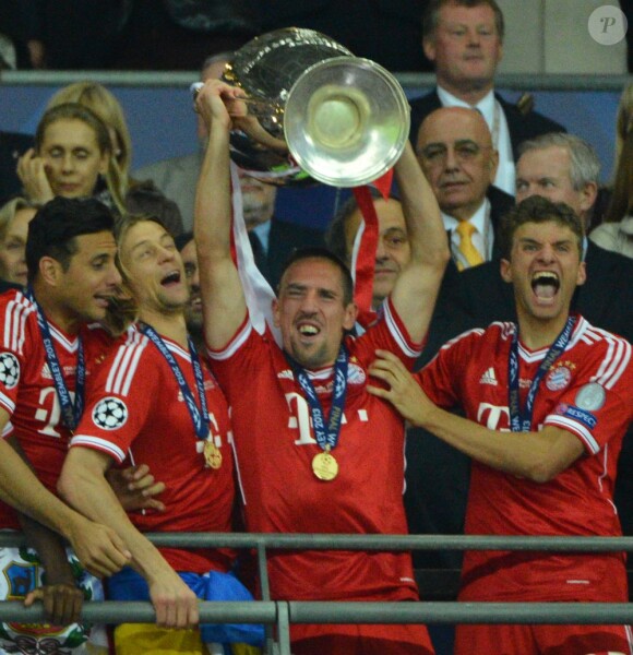 Franck Ribéry et ses partenaires du Bayern Munich soulèvent la coupe aux grands oreilles après leur victoire en finale de la Ligue des Champions face au Borussia Dortmund (2-1), le 25 mai 2013 au stade de Wembley à Londres