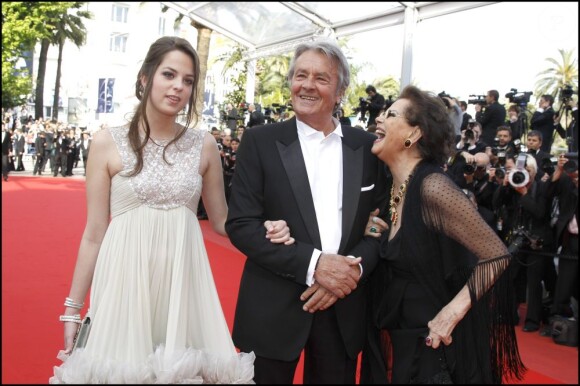Alain Delon et sa fille Anouchka montent les marches avec Claudia Cardinale pour la projection exceptionnelle du "Guépard" de Luchino Visconti lors du Festival de Cannes, le 14 mai 2010. 