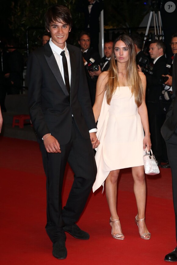 Alain-Fabien Delon et sa compagne Léa montent les marches du Festival de Cannes le 21 mai 2013.