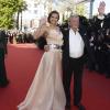 Alain Delon et Marine Lorphelin montent les marches du Festival de Cannes pour la cérémonie de clôture, le dimanche 26 mai 2013.