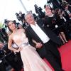 Alain Delon et Marine Lorphelin montent les marches du Festival de Cannes pour la cérémonie de clôture, le dimanche 26 mai 2013.