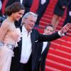 Alain Delon et Marine Lorphelin montent les marches du Festival de Cannes pour la cérémonie de clôture, le dimanche 26 mai 2013.