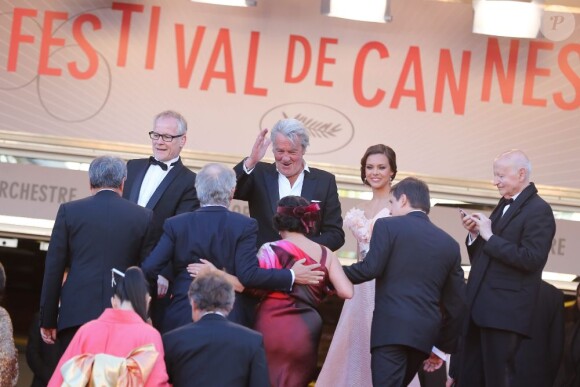 Alain Delon et Marine Lorphelin accueillent le jury en haut des marches du Festival de Cannes pour la cérémonie de clôture, le dimanche 26 mai 2013.