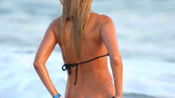 Ashley Kirk : La voluptueuse actrice perd son maillot à la plage