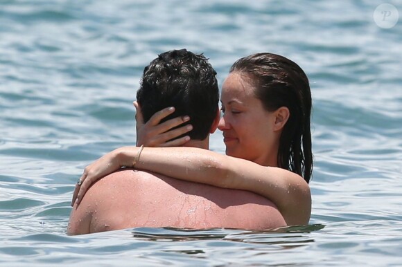 Olivia Wilde et son fiancé Jason Sudeikis surpris en pleine PDA (Public Demonstration of Affection) à Hawaï. Le 28 mai 2013.