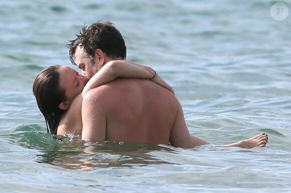 Olivia Wilde et son fiancé Jason Sudeikis échangent des baisers fougueux lors d'une baignade à Hawaï. Le 28 mai 2013.