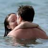 Olivia Wilde et son fiancé Jason Sudeikis, foux amoureux et démonstratifs lors d'une baignade à Hawaï. Le 28 mai 2013.