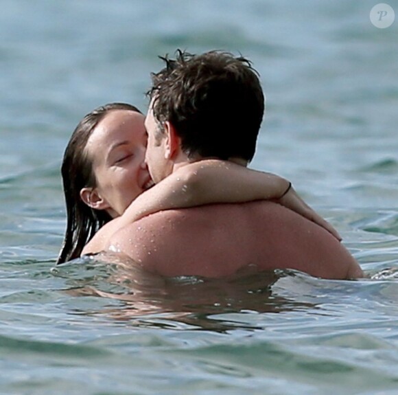 Olivia Wilde et son fiancé Jason Sudeikis, foux amoureux et démonstratifs lors d'une baignade à Hawaï. Le 28 mai 2013.
