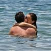 Olivia Wilde et son fiancé Jason Sudeikis, foux amoureux et démonstratifs lors d'une baignade à Hawaï. Le 28 mai 2013.